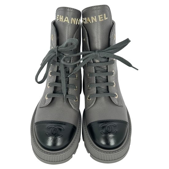Chanel CC botas de combate con cordones de cuero gris - Image 1
