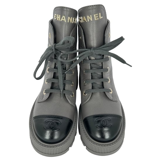 Chanel CC botas de combate con cordones de cuero gris - Image 2