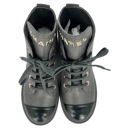 Chanel CC botas de combate con cordones de cuero gris - Image 3