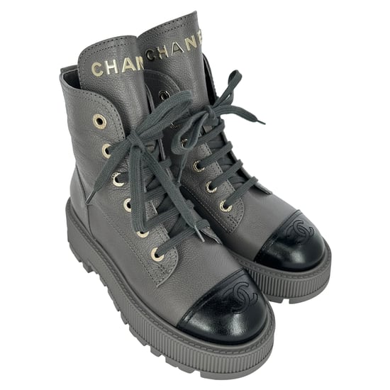 Chanel CC botas de combate con cordones de cuero gris - Image 4