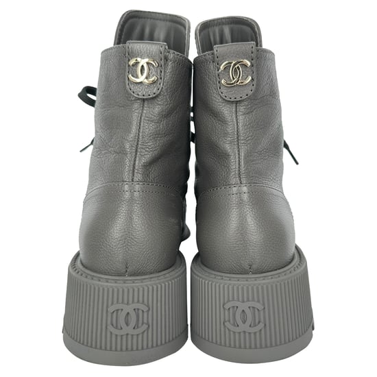 Chanel CC botas de combate con cordones de cuero gris - Image 5