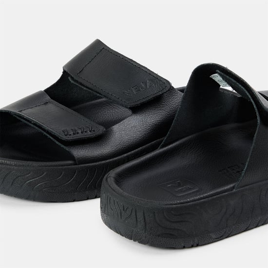 Sandalias planas de piel para mujer VEJA Etna en Full Black - Image 3