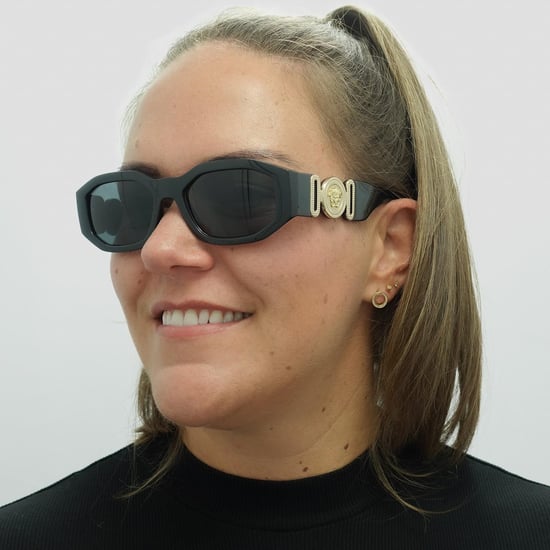 Gafas de sol unisex rectangulares Versace negras y gris oscuro - Image 5