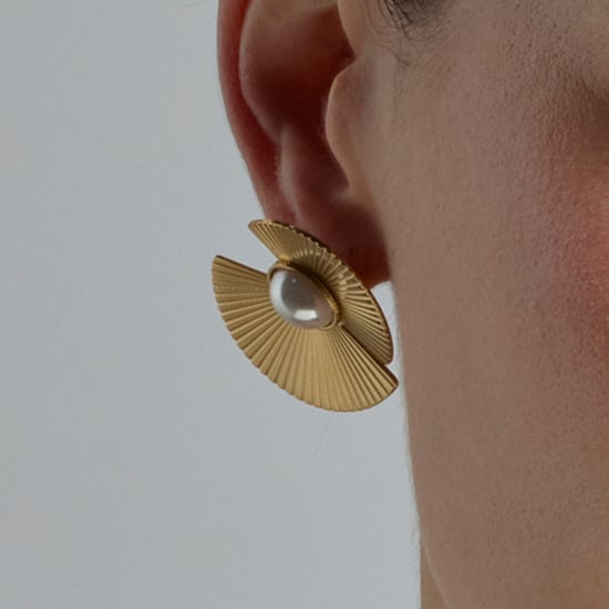 Pendientes Luxenter de Perla Blanca acabados en oro amarillo de 18K- Lessa - Image 3