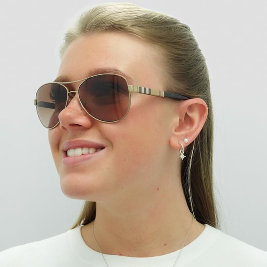 Gafas de sol aviador para mujer Burberry en dorado marrón con degradado marrón - Image 6