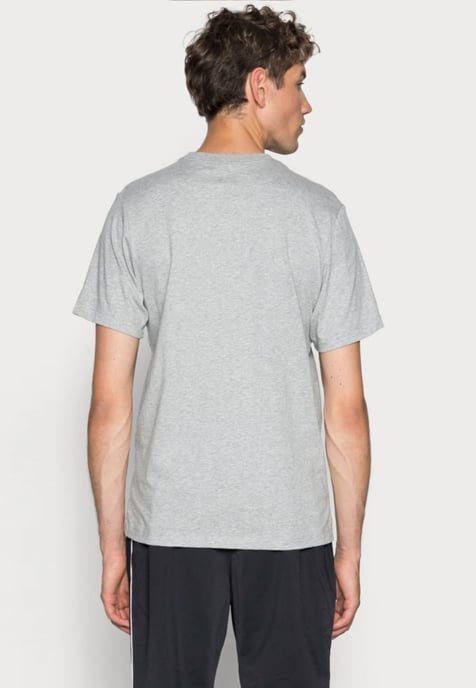 Camiseta gris Sportswear Club de Nike - Image 2