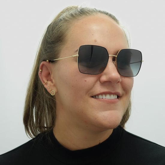 Gafas de sol cuadradas para mujer Dolce & Gabbana negras doradas con degradado gris oscuro - Image 5