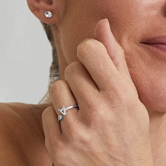 Anillo Luxenter, alphabet de plata de ley 925 y circonita brillante con acabado en baño de rodio - Image 3