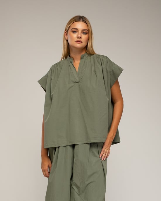 Top oversize de manga corta con pliegues - Image 3