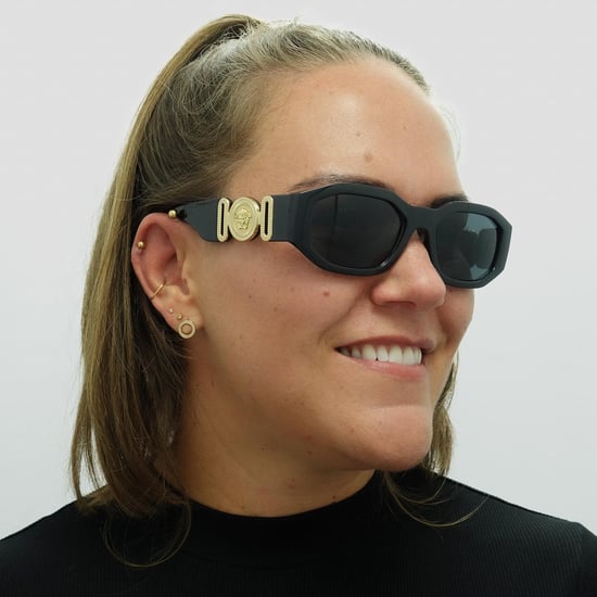 Gafas de sol unisex rectangulares Versace negras y gris oscuro - Image 6