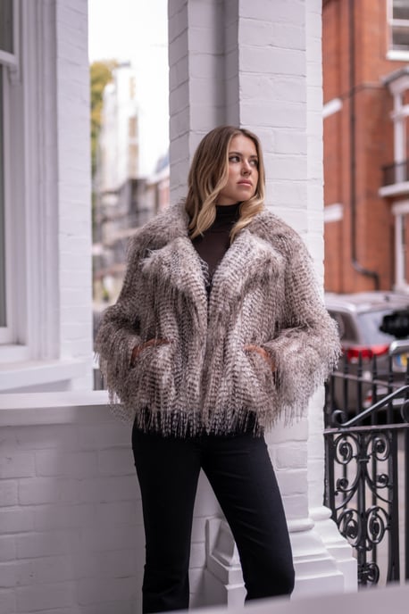 Chaqueta corta de piel sintética de leopardo de las nieves marrón - Image 1