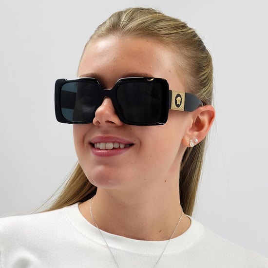 Gafas de sol cuadradas para mujer Versace en negro y gris oscuro - Image 6