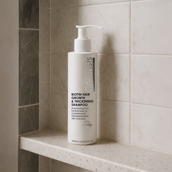 skinChemists Champú con biotina para el crecimiento y engrosamiento del cabello 250 ml - Image 3
