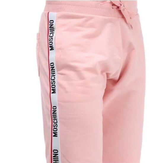 Shorts rosas con cinta en las piernas y la marca Moschino - Image 3
