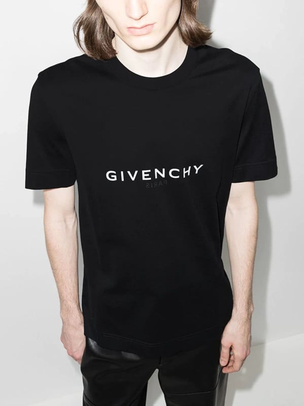 Camiseta negra con estampado del logo de Givenchy Reverse Paris