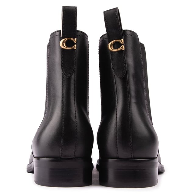 Coach Maeve Botas