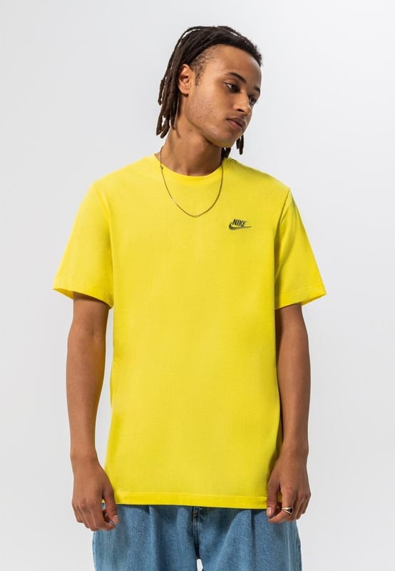 Camiseta Nike Sportswear Club para hombre en amarillo